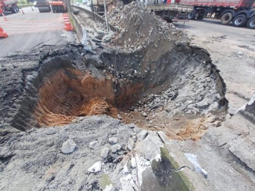 Interdição na Br-324: Cratera se amplia e tráfego é desviado novamente
