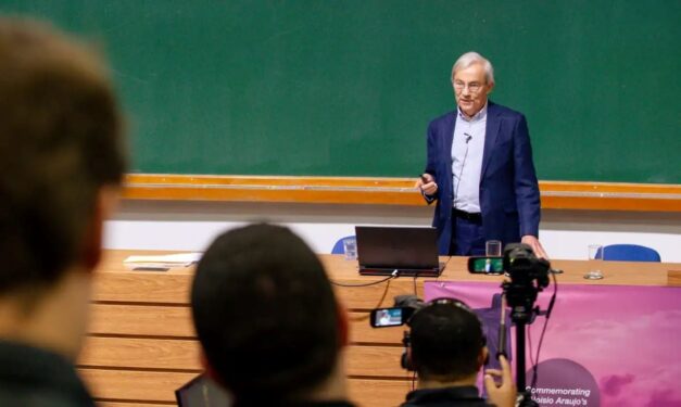 Nobel de Economia Desmistifica Impacto da IA no Emprego e Alerta para Desigualdades