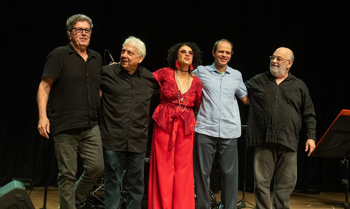 show Images High Quality Grahic Show na TV Brasil celebra obra de Caetano Veloso